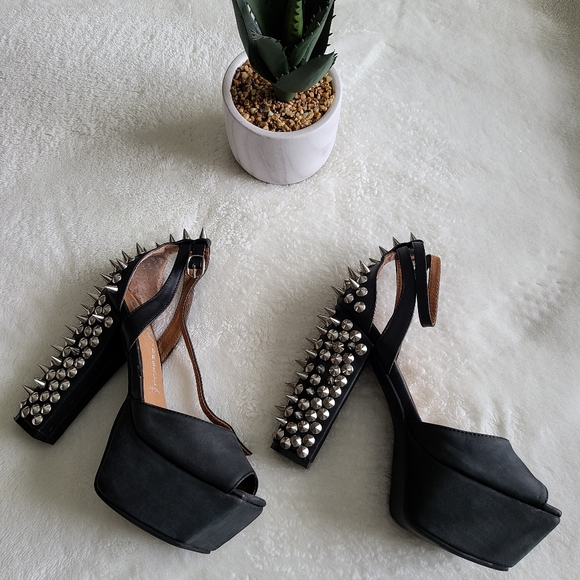 Shoes - Picture 5 of 8